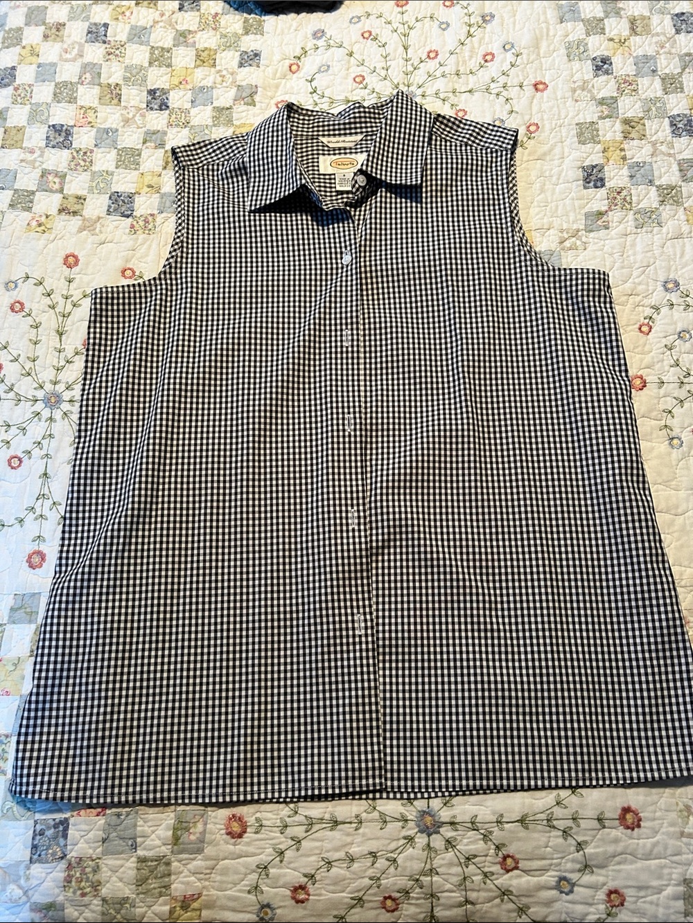 Chic sleeveless Talbots button down